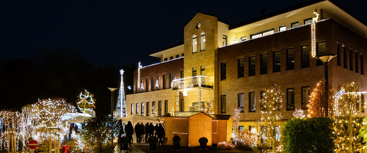 Frontale Aufnahme des modernen Unternehmenssitzes des Beratungs- und Software-Hauses markmann + müller in Herdecke.