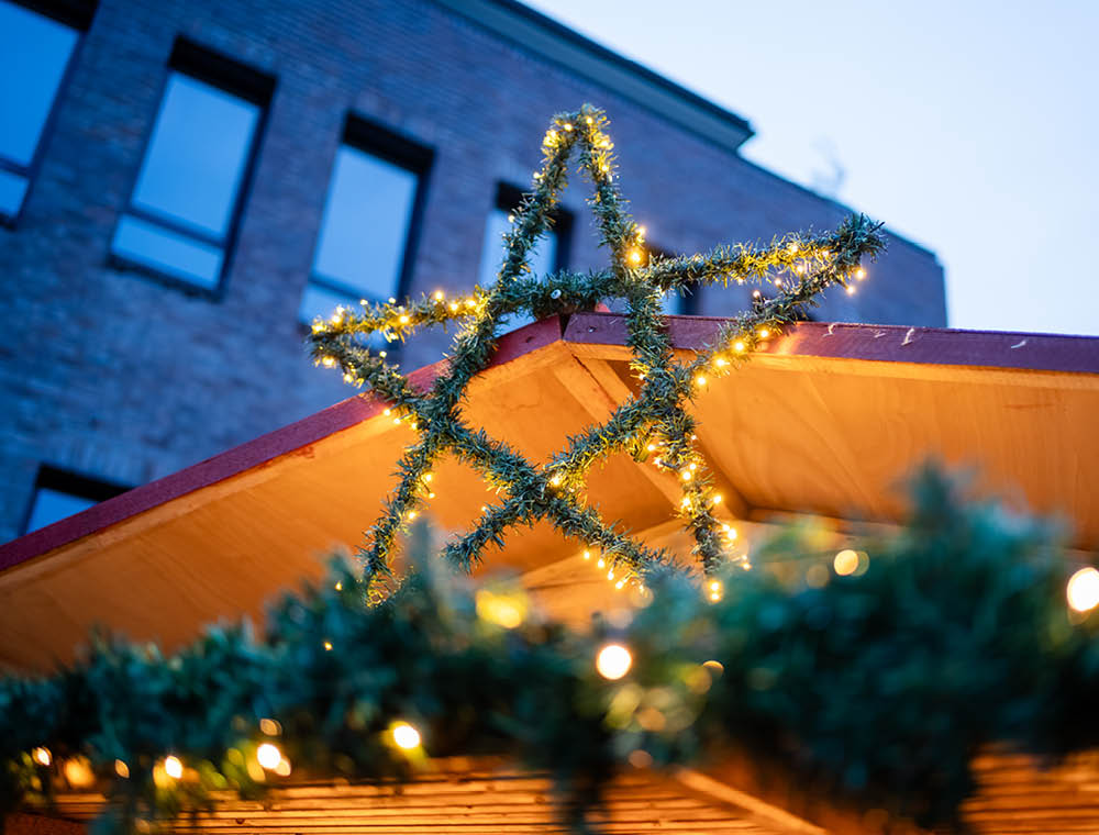 Moderne und helle Eingangshalle im Unternehmenssitz des Beratungs- und Software-Hauses markmann + müller in Herdecke.