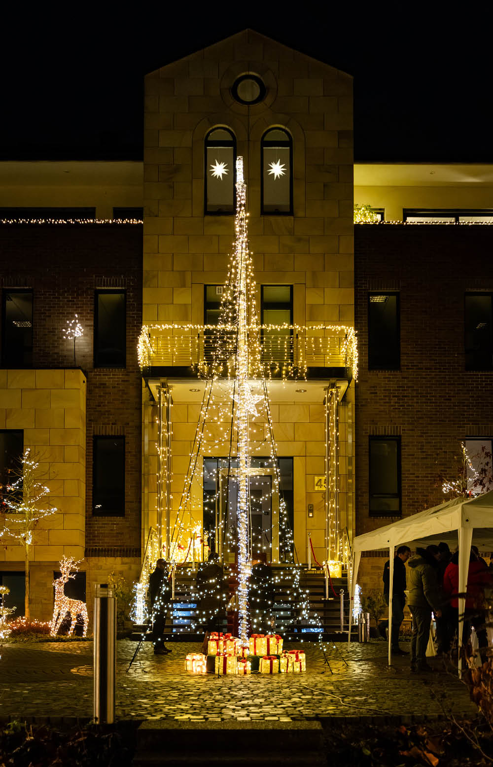 Hund sitzt vor dem Unternehmenssitz des Beratungs- und Software-Hauses markmann + müller in Herdecke.
