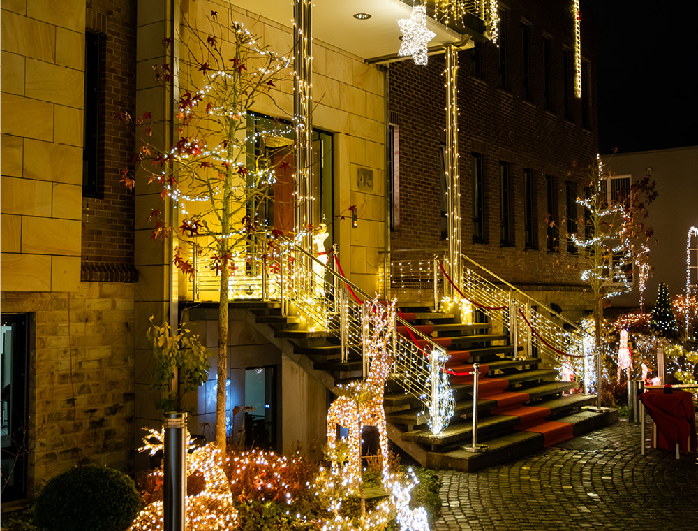 Mitarbeiter bei einer Besprechung und Präsentation im Konferenzraum im Unternehmenssitz des Beratungs- und Software-Hauses markmann + müller in Herdecke.