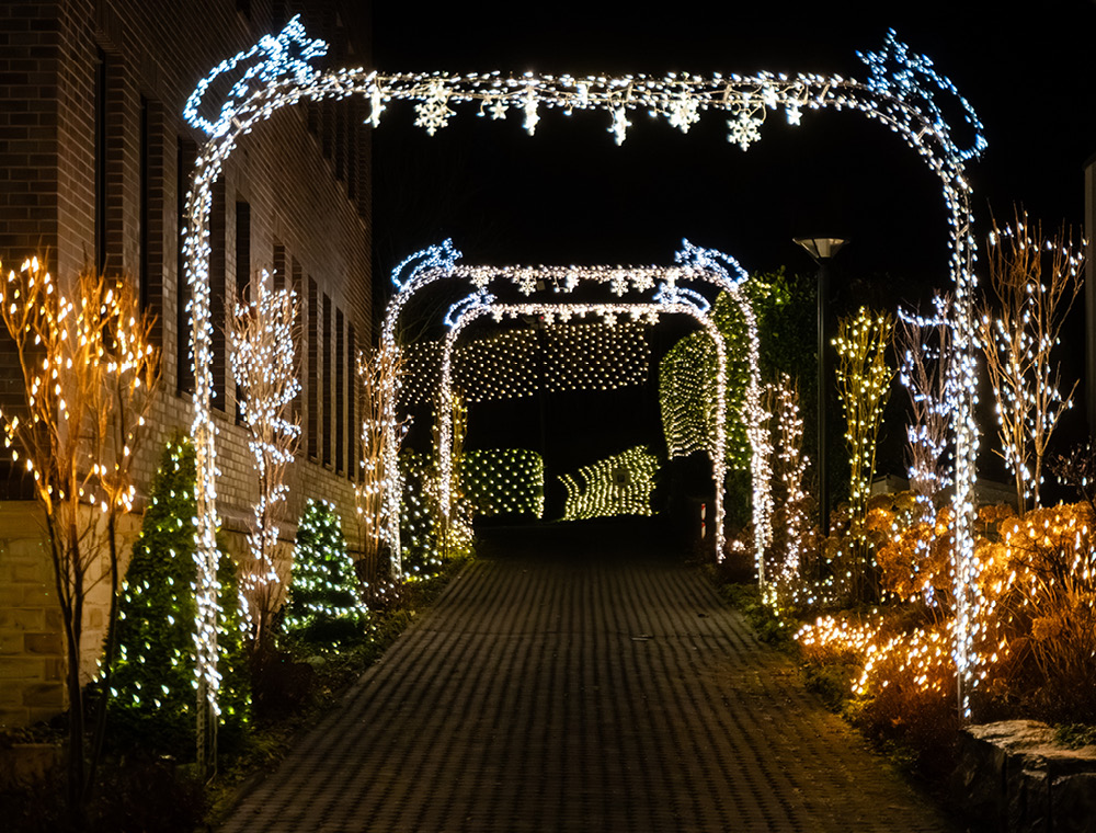 Bistro mit Stehtischen und modernen Barhockern im Unternehmenssitz im Beratungs- und Software-Hauses markmann + müller in Herdecke.